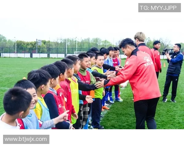 足球明星与小球迷亲密互动展现真诚关爱激励未来球员成长